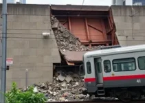 muro cai nos trilhos