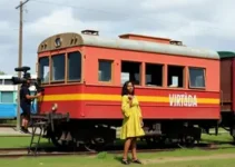 Vitória Strada e Sophia Abrahão rodam filme em vagão de trem de SP